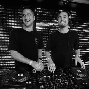 Set Mo - The simmering voice builds confidently until it bursts like a solar disk...