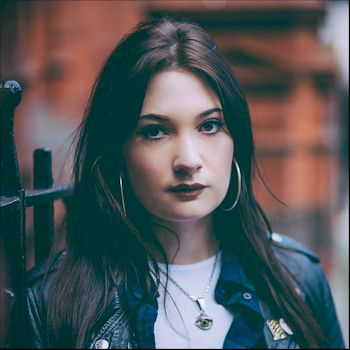 Olivia Sebastianelli - an aura through which a velveteen voice emits... 