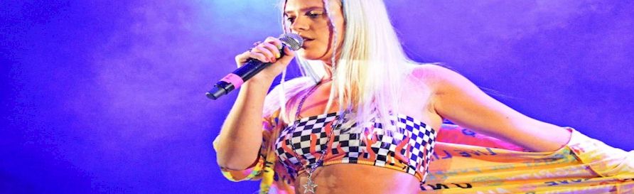 Photo of artist known as Eva-Lina