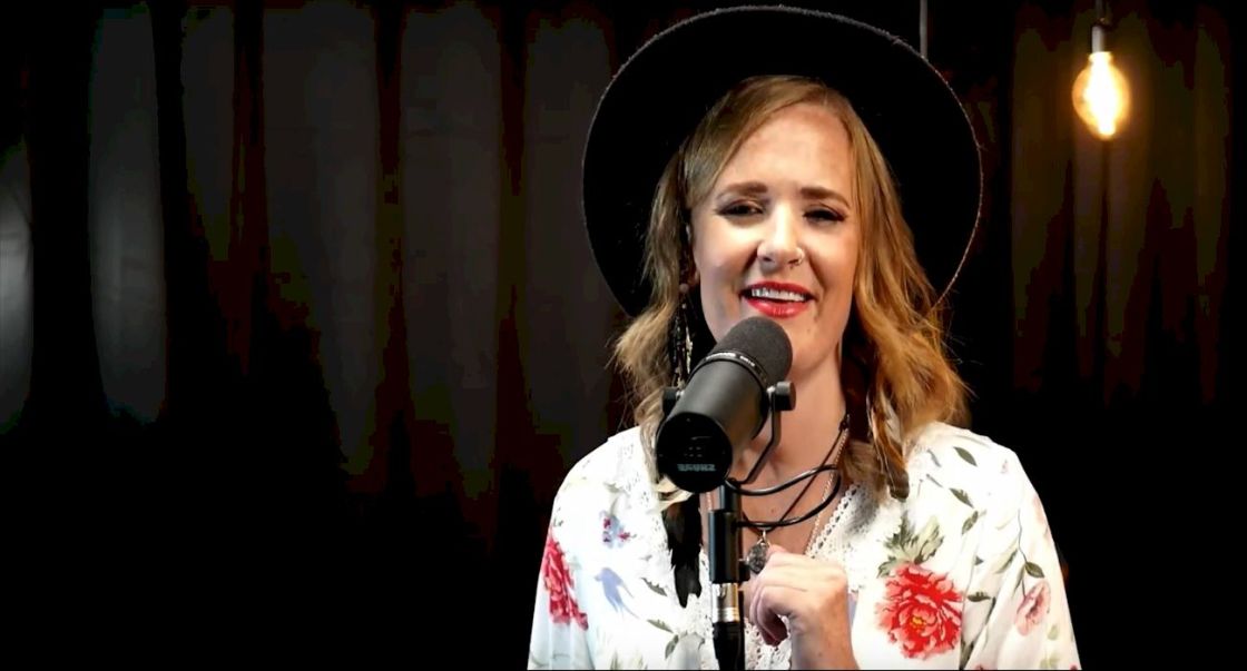 ELLES BAILEY Crowded Table