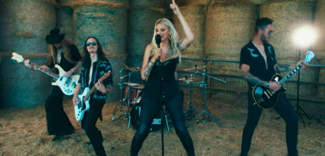 Kira Mac Mississippi Swinging