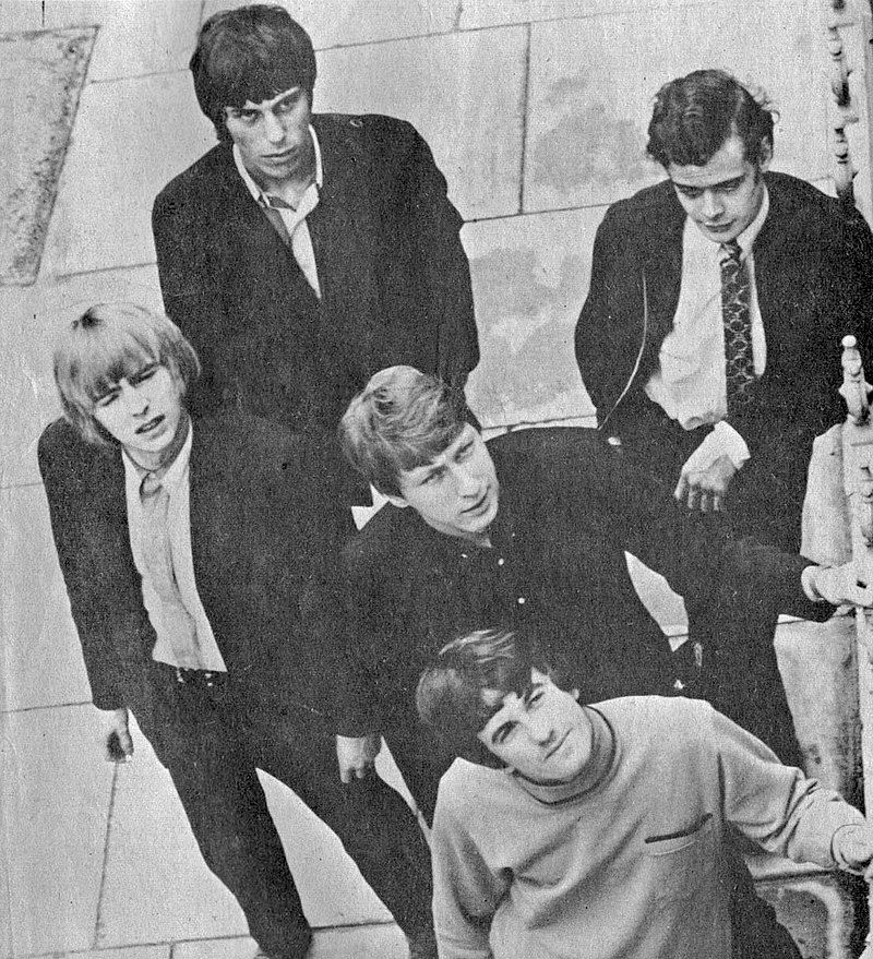 Beck top left with Yardbirds 1965 public domain