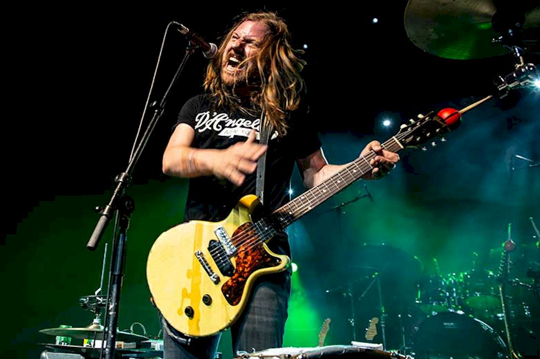 STEVE HILL Wakes Up to a World Gone Insane © Eric Buggea