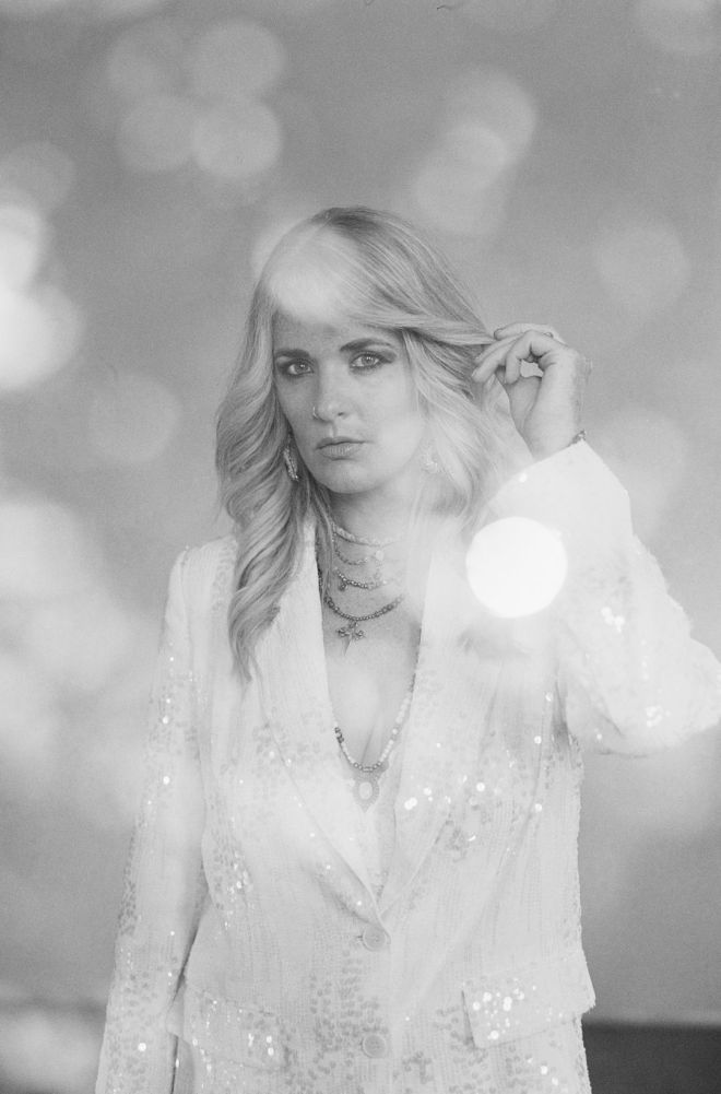 ELLES BAILEY Busy Growing Roots photo credit Rob Blackham