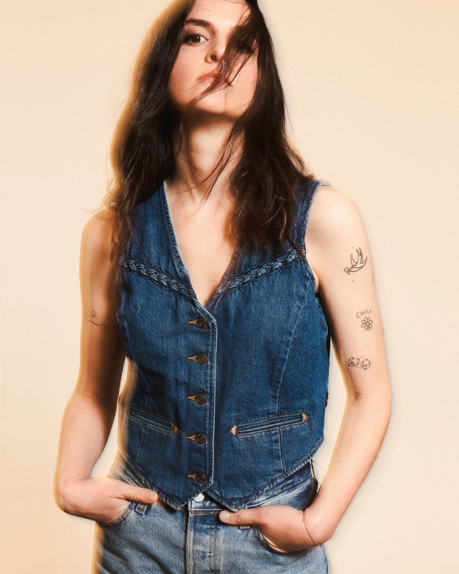 LAURA COX Trouble is on the Way - photo Li Roda-Gil