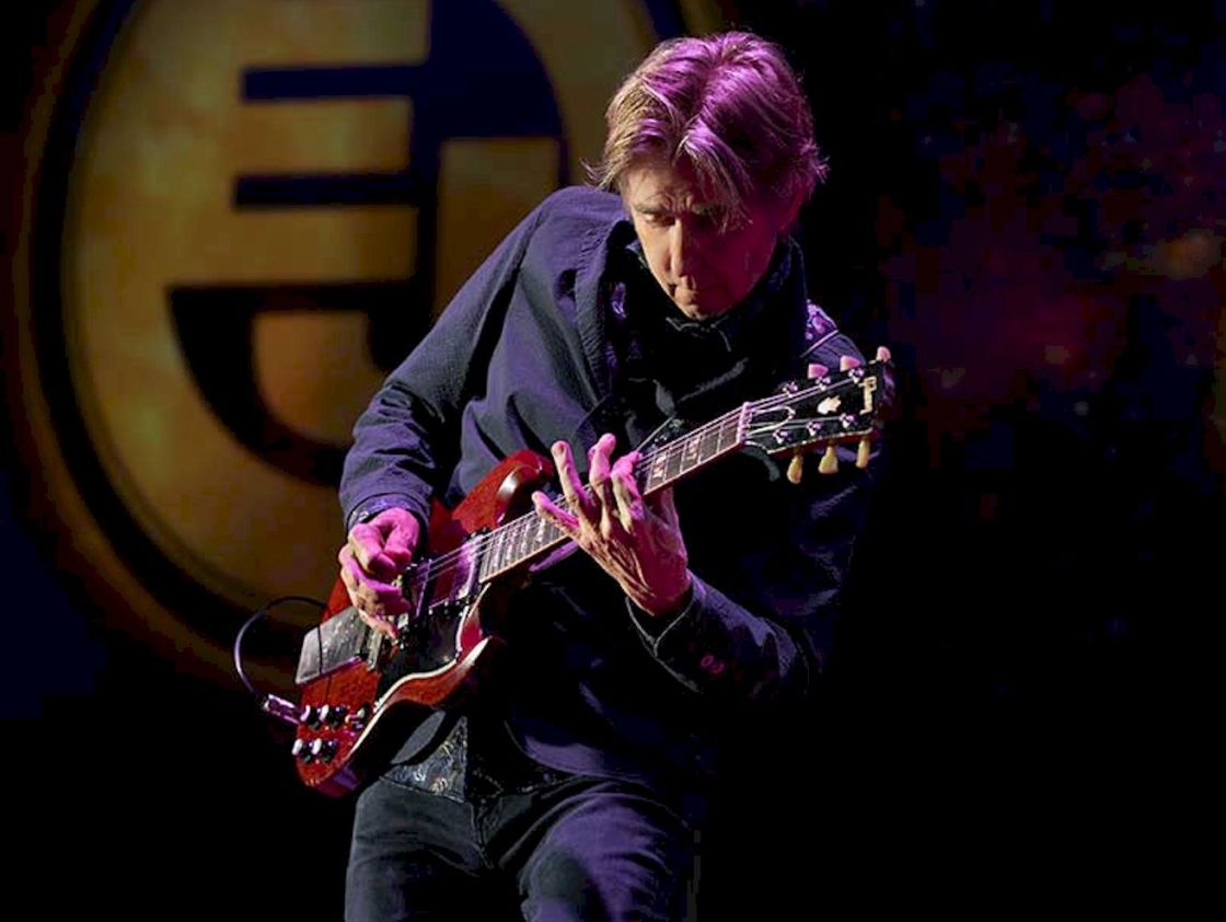 Eric Johnson UK dates Photo Credit © Max Crace - man with red guitar