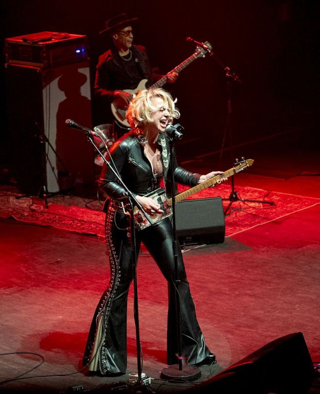 SAMANTHA FISH Live at London Shepherds Bush Empire cbg - photo credit Simon Green - female guitar player in black with cigar box guitar