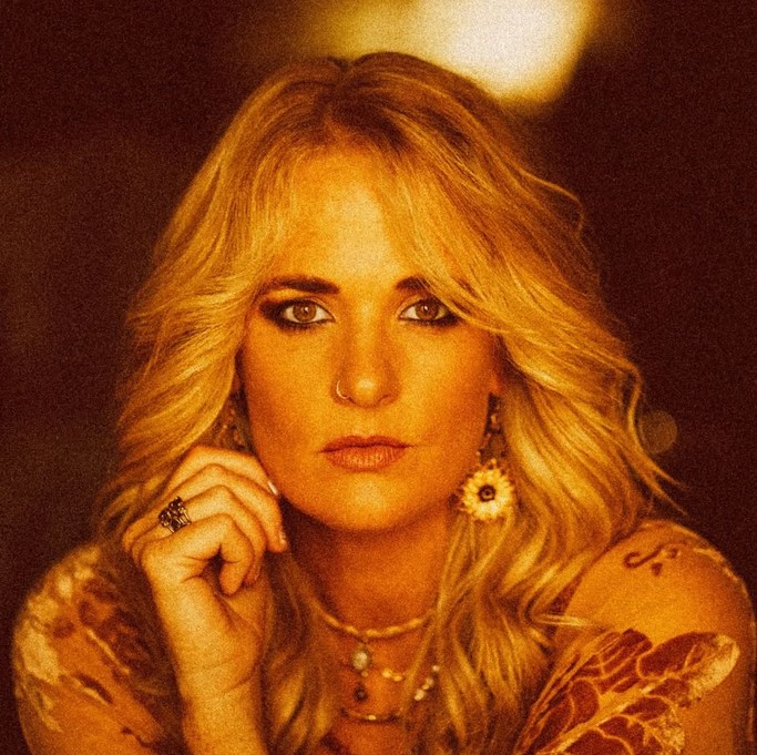 ELLES BAILEY Back To You - lady with gold hair and goldleaf dress