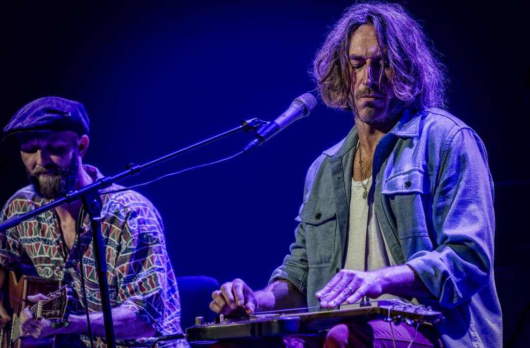 WILLE + THE BANDITS – Acoustic Reversions Volume 1 - Photo Credit Haluk Gurer - two men playing acoustic guitar in purple light on stage