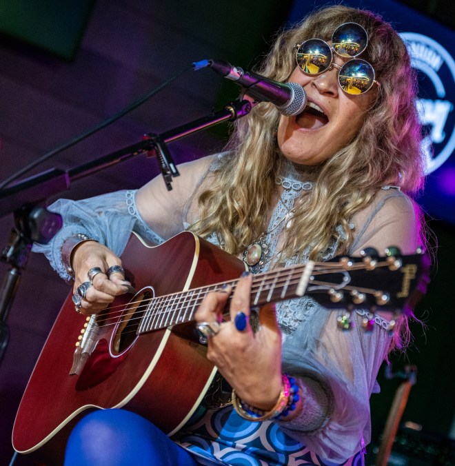 The Damn Truth Gibson Garage ©Phil Honley